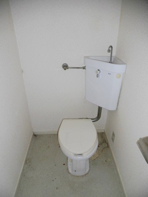 トイレ　別号室の写真です。