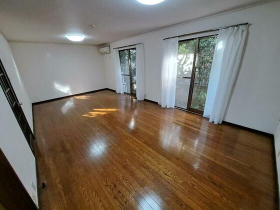 居室・リビング　室内掲載写真は同建物の他の部屋のものです。