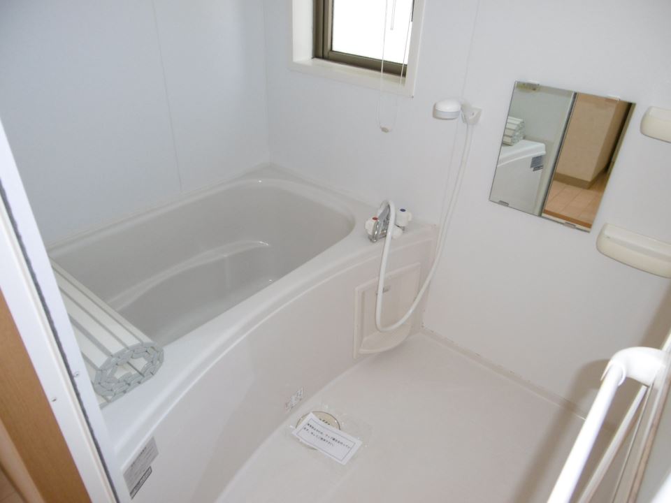 バス・シャワールーム　窓、鏡付きの浴室です