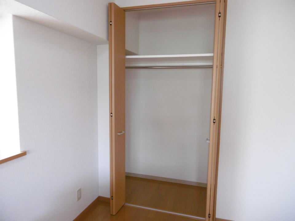 収納　ハンガーパイプ付きの収納です