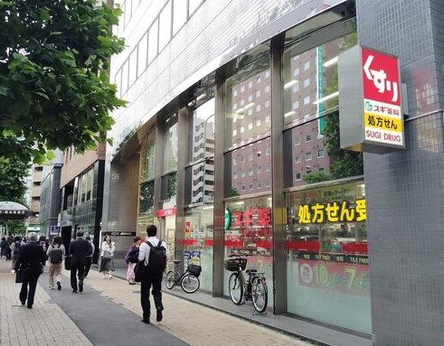 ドラックストア　スギ薬局新川一丁目店（ドラッグストア）まで385m