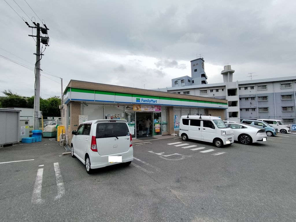 コンビニ　ファミリーマート 小倉安部山入口店（コンビニ）まで900m