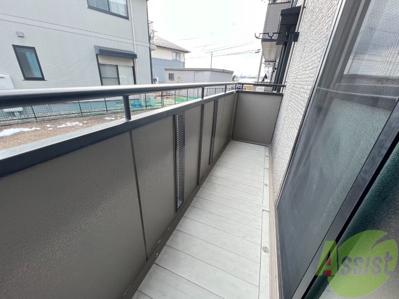 バルコニー　バルコニー。洗濯物がはかどりそうな広さがありますよ。