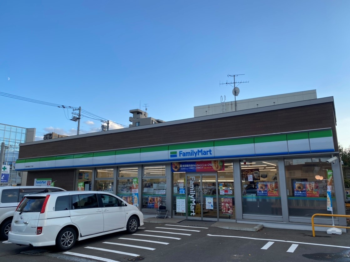 コンビニ　ファミリーマート札幌本郷通2丁目店（コンビニ）まで374m