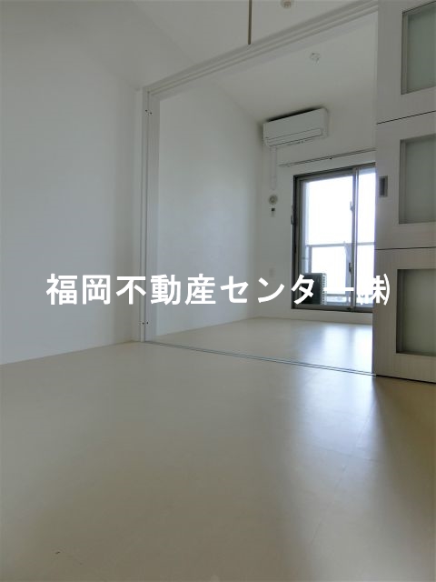 地下鉄七隈線 渡辺通駅 徒歩8分 15階建 築8年の居間写真