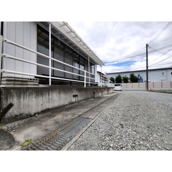 駐車場　建物南側　縦列２台分駐車可