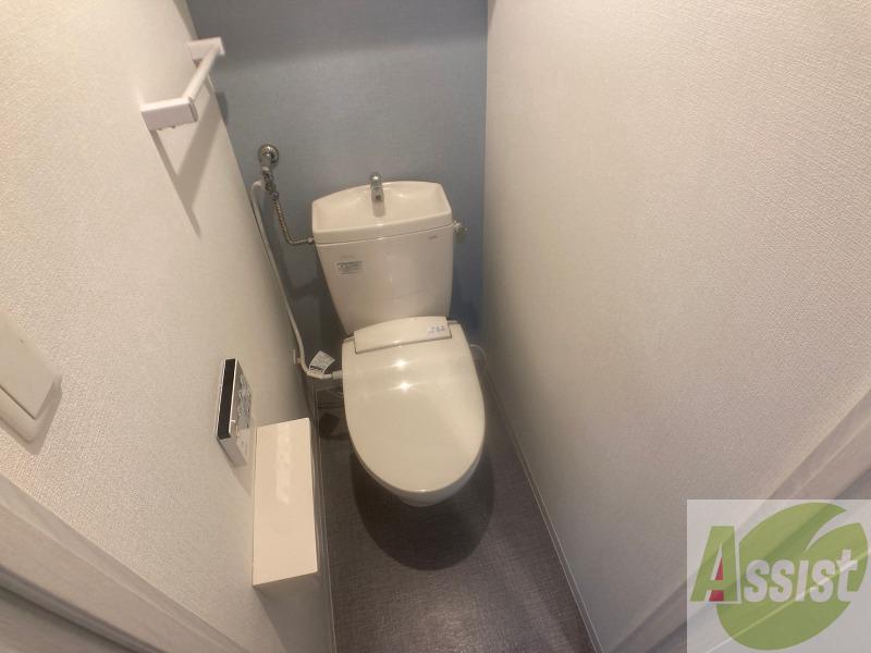 トイレ　トイレです。タオル掛けもついて便利ですね。
