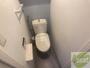 トイレ　トイレです。タオル掛けもついて便利ですね。