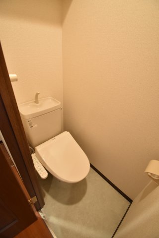 ロイヤルクイーンズパーク江坂のトイレ写真