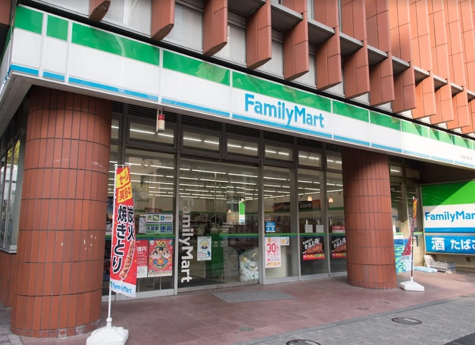 コンビニ　ファミリーマート渋谷明治通り店（コンビニ）まで247m