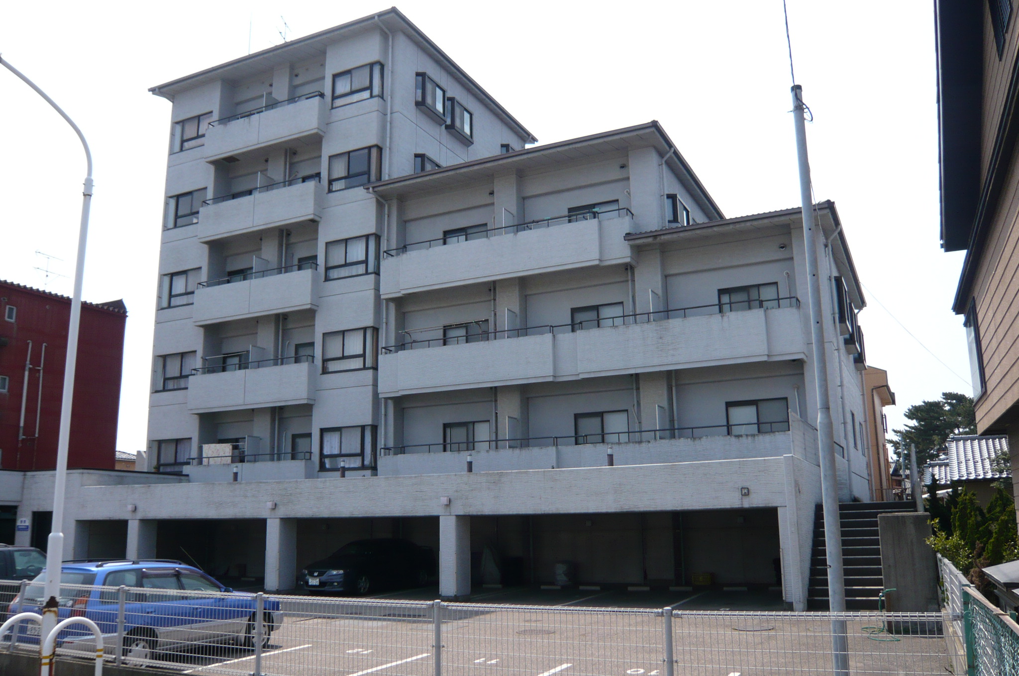 新潟市西区浦山のマンションの建物外観