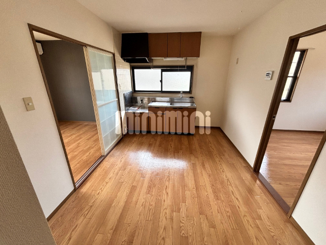 居室・リビング　明るいリビングです。（家具は見本です）