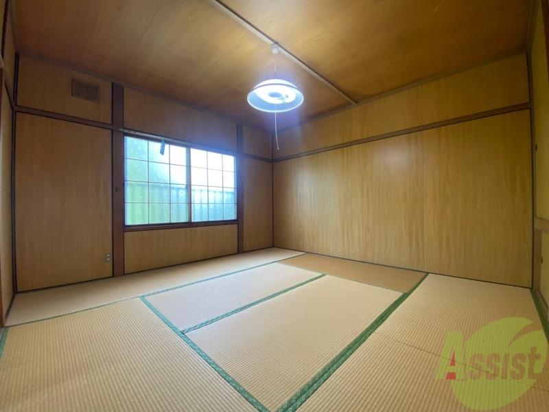 その他部屋・スペース　寝室はこちらです。光が差し込む、温かみのあるお部屋です。