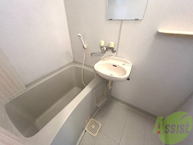 バス・シャワールーム　バスルームはこんな感じ。シンプルな作りですね。