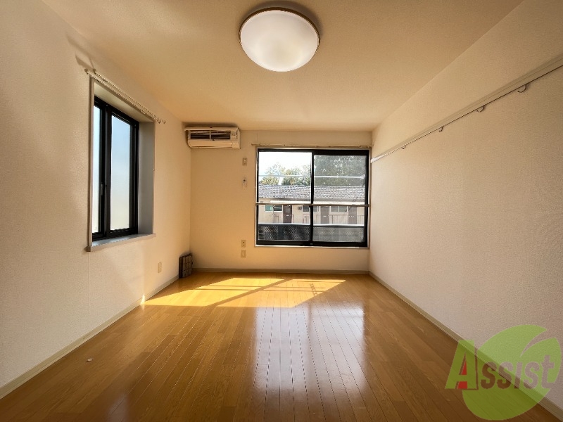 居室・リビング　こちら７．２帖の生活のメインとなる洋室です。