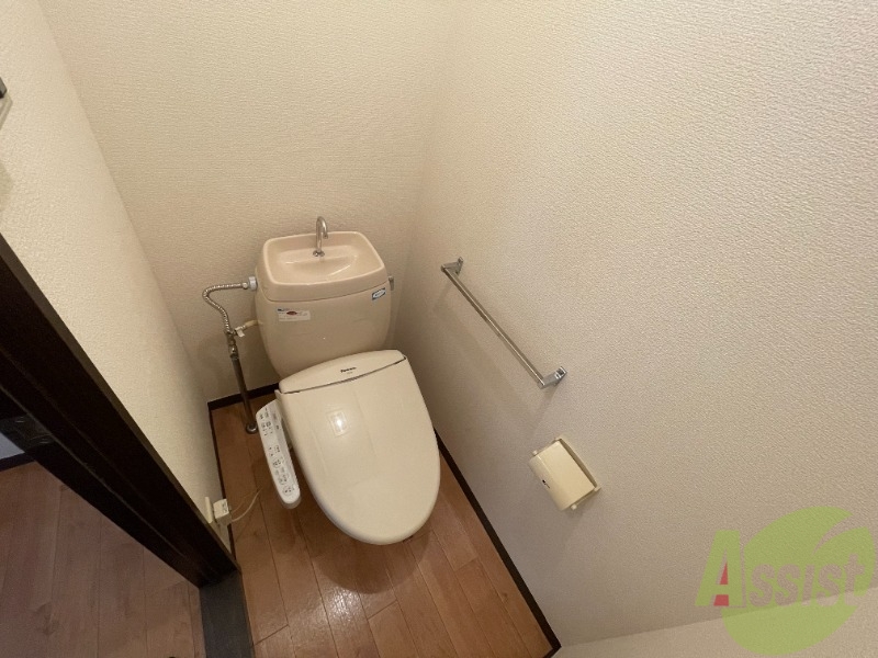 トイレ　温水洗浄便座なので快適に使用できそうですね。