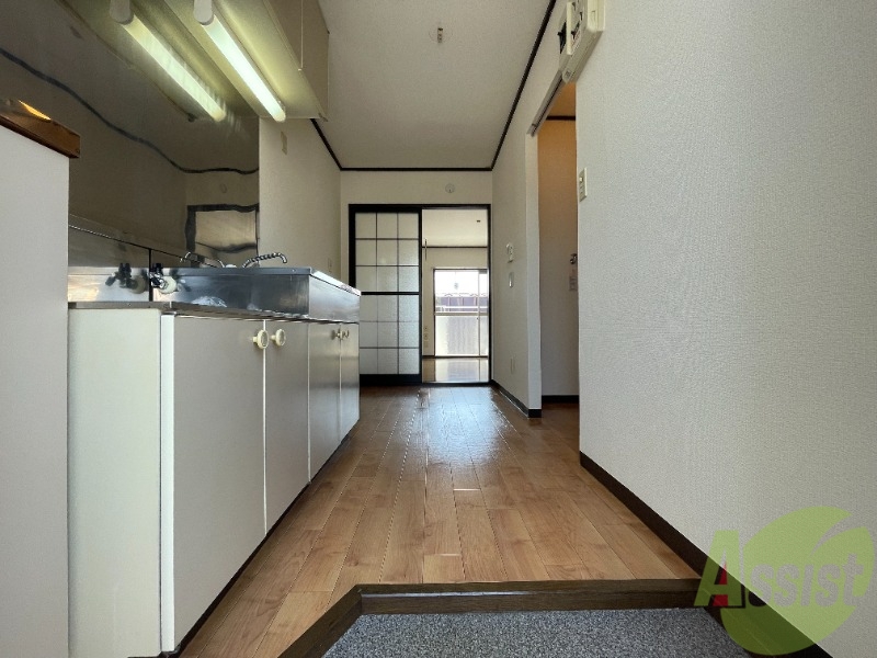 玄関　玄関から撮影しました。敷居が高くなくて安心ですね。