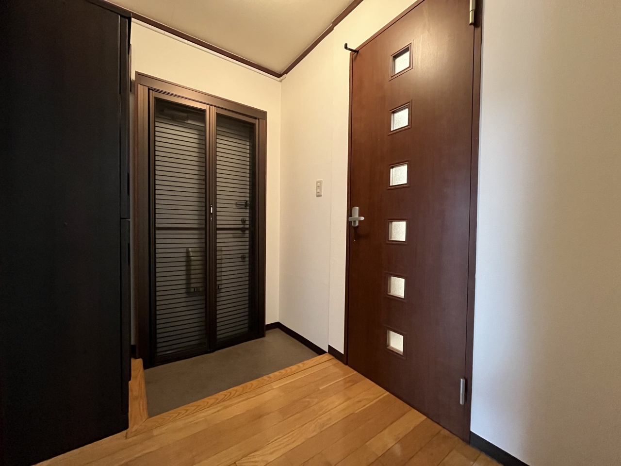 玄関　シューズボックスは残置物で設備ではありません