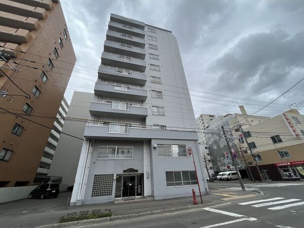 札幌市中央区南二条西のマンションの建物外観