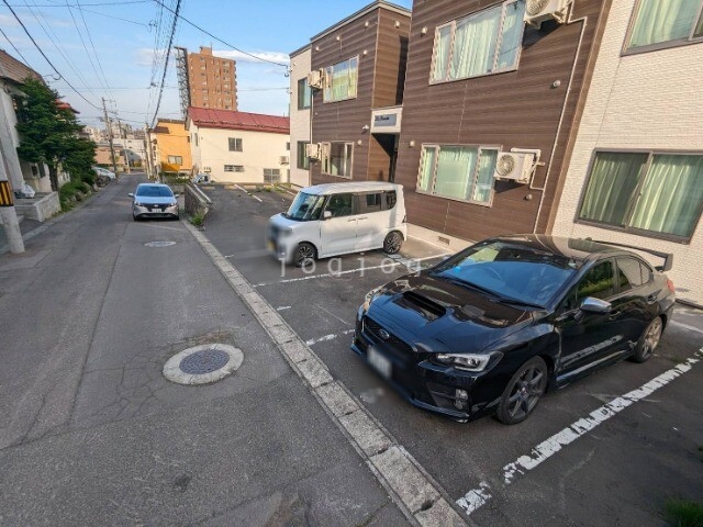 【ラ・シュエット花園の駐車場】