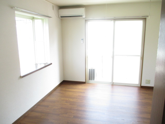 居室・リビング　南向き＆2面採光で陽当たり良好です♪