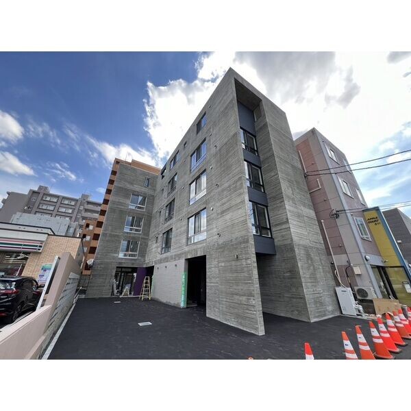 【札幌市中央区南十一条西のマンションの建物外観】