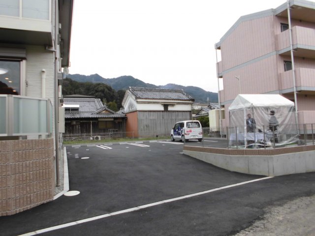 【シャーメゾン幡川の駐車場】