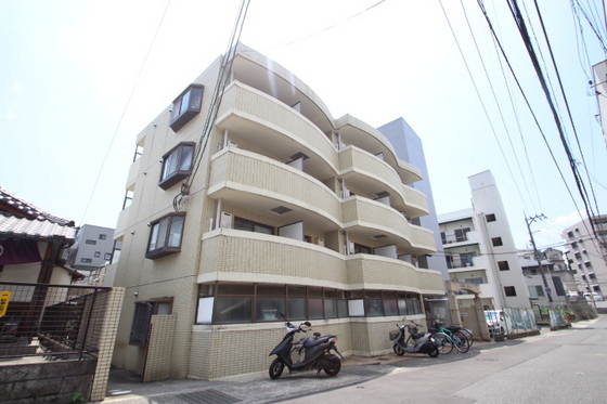 安芸郡府中町柳ケ丘のマンションの建物外観