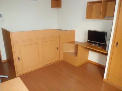 居室・リビング　ベッド・テレビ・棚など・・・