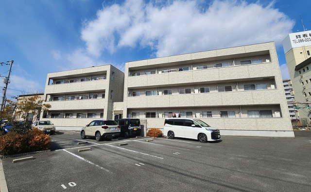 岡山市南区新保のマンションの建物外観