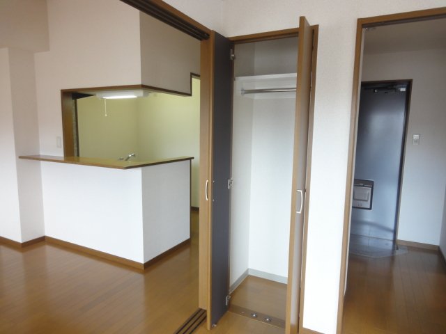 玄関　同物件、別号室のものです。