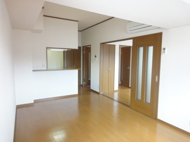 居室・リビング　同物件、別号室のものです。