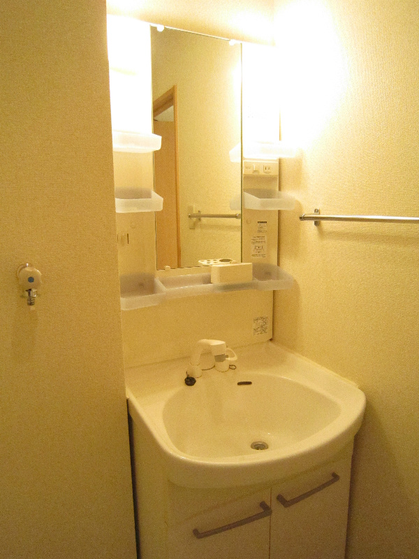 洗面設備　シャンプードレッサータイプの独立洗面台