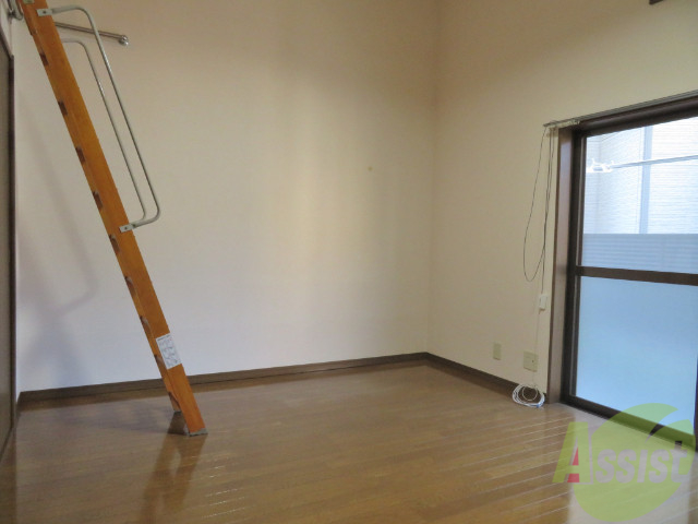 居室・リビング　ロフト付きの７．７帖洋室は一人暮らしによさそうですね