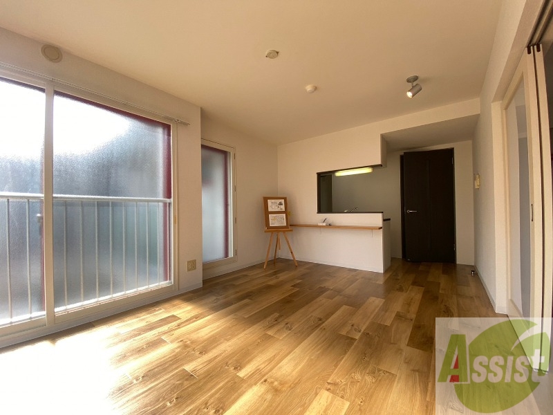 居室・リビング　白さが清潔感を出してくれます。お部屋も明るいですね。