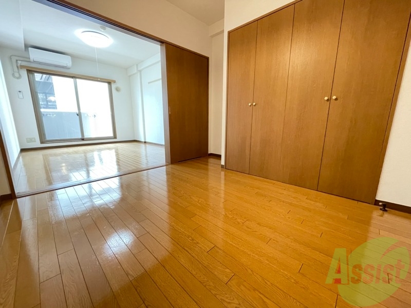 居室・リビング　４．６帖のリビングです。寝室と繋がっています。