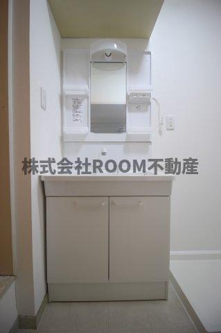 洗面設備　独立洗面台、朝の身支度には欠かせません