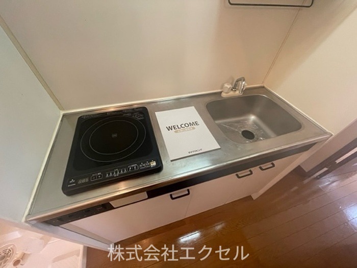キッチン　電気コンロ付きです。