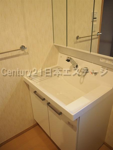 洗面設備　シャワー付洗面化粧台