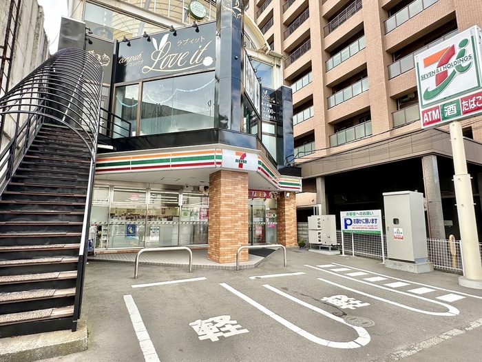 コンビニ　セブンイレブン（コンビニ）まで1300m