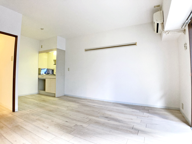 居室・リビング　白を基調とした清潔感のあるお部屋です