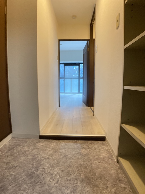 玄関　玄関から室内へ。棚もあり靴収納可能