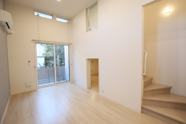 居室・リビング　【ＬＤＫ１２．９帖】　天井が高く開放感があります★