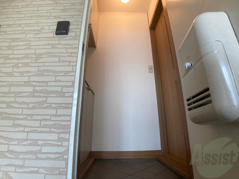 玄関　玄関です。ご覧の通り広々としていますね。