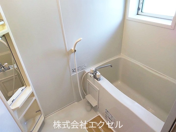 バス・シャワールーム　浴室換気乾燥機付きです。