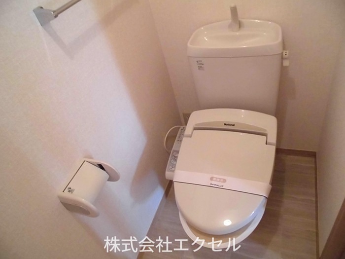 トイレ　温水洗浄便座です。