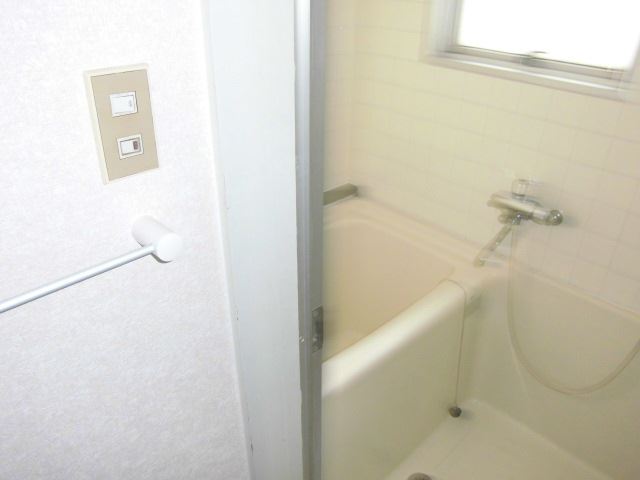 バス・シャワールーム　お風呂に窓もありますよ