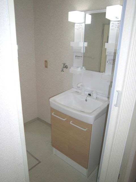 洗面設備　朝には欠かせない洗髪化粧洗面台。