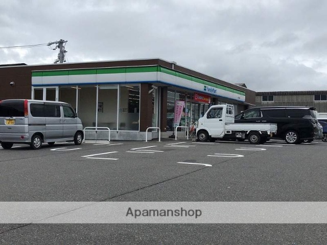 コンビニ　ファミリーマート（コンビニ）まで276m