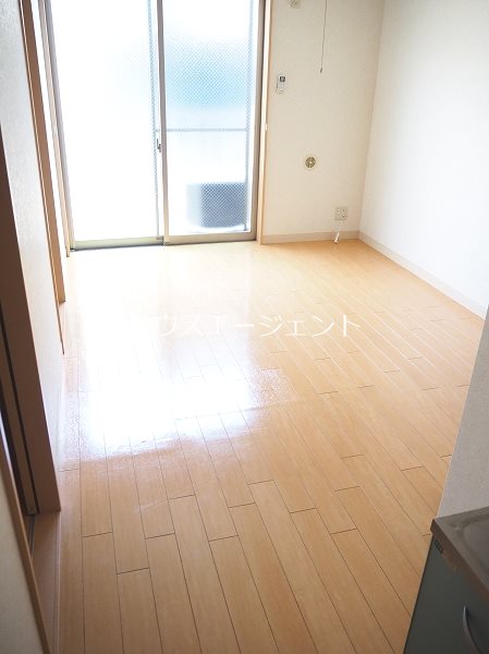 居室・リビング　8帖の広々居室※写真は別号室